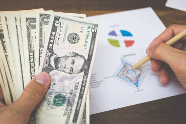 İş kavramı - Amerikan Doları banknot ve grafikler 