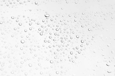 Cam, siyah ve beyaz su damlaları