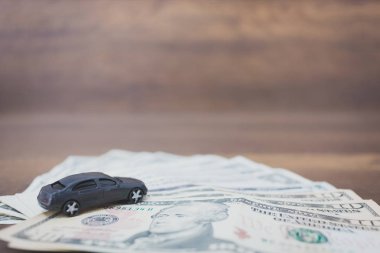 Doları banknot ahşap arka plan üzerinde araba modeli