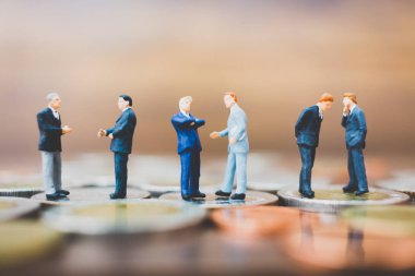 Minyatür insanlar işadamı para üzerinde duran