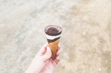 Kurabiye ve krema ile Waffle koni 