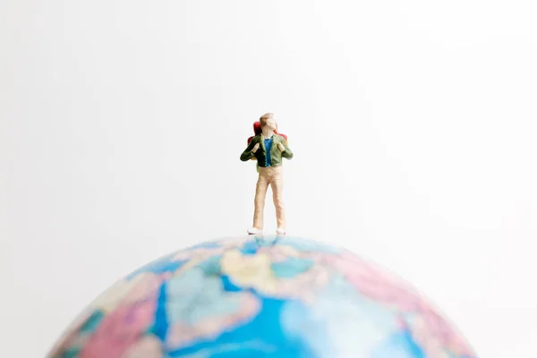 微型人图站在全球的世界地图 — 图库照片