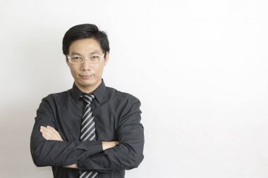 Gri arka plan üzerinde duran Asya iş adamı