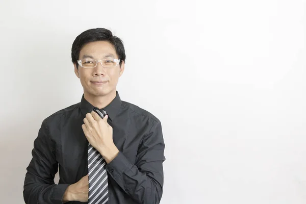 Empresário asiático em pé sobre fundo cinza — Fotografia de Stock