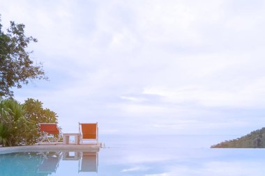 Güzel deniz manzaralı lüks yüzme havuzu.