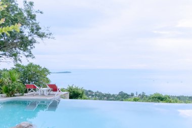 Güzel deniz manzaralı lüks yüzme havuzu.