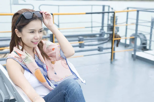 Красивая азиатка, улыбающаяся на лодке — стоковое фото