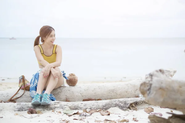 Frau am Strand. — Stockfoto