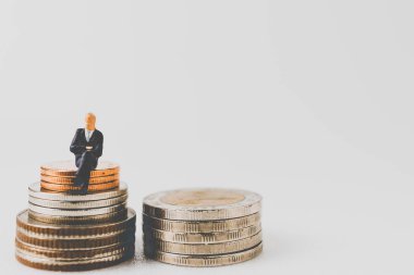 Bir boşluk ile sikkeler üzerinde oturan minyatür insanlar iş kavramı 
