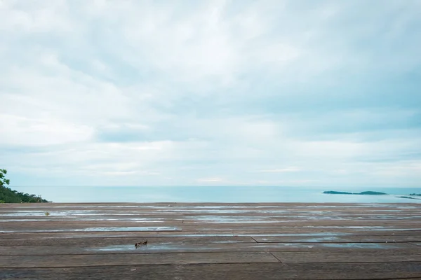 Suelo de madera vacío o suelo de espacio con vista al mar —  Fotos de Stock