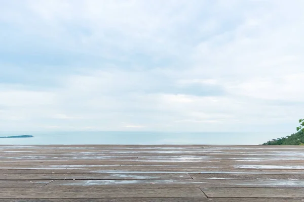 Lege houten vloer of vloer van de ruimte met uitzicht op zee — Stockfoto