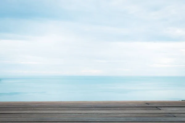 Lege houten vloer of vloer van de ruimte met uitzicht op zee — Stockfoto