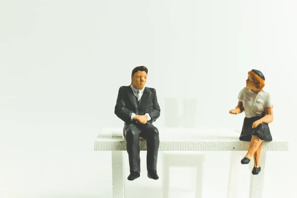 Gente en miniatura concepto de negocio sentado en silla con un espacio — Foto de Stock