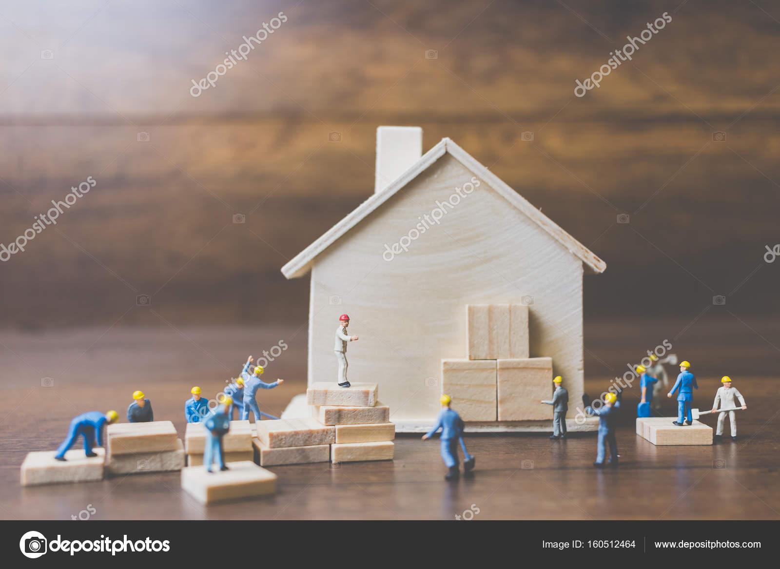 Squadra degli operai in miniatura costruire una casa in legno — foto ... Come costruire una casa in miniatura
