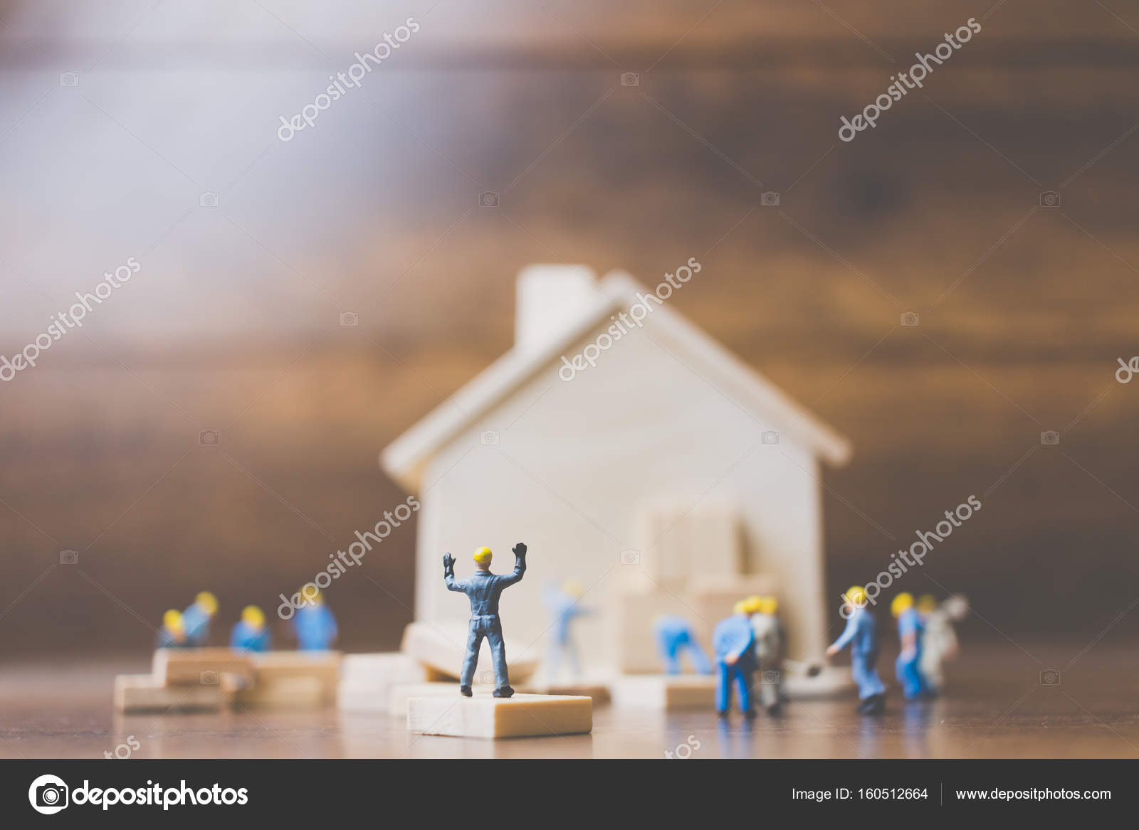 Squadra degli operai in miniatura costruire una casa in legno — foto ... Come costruire una casa in miniatura