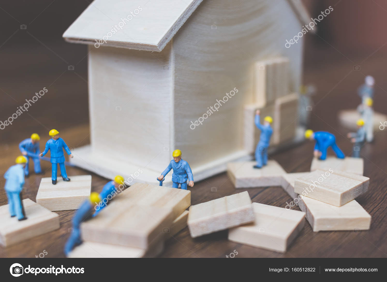 Squadra degli operai in miniatura costruire una casa in legno — foto ... Come costruire una casa in miniatura