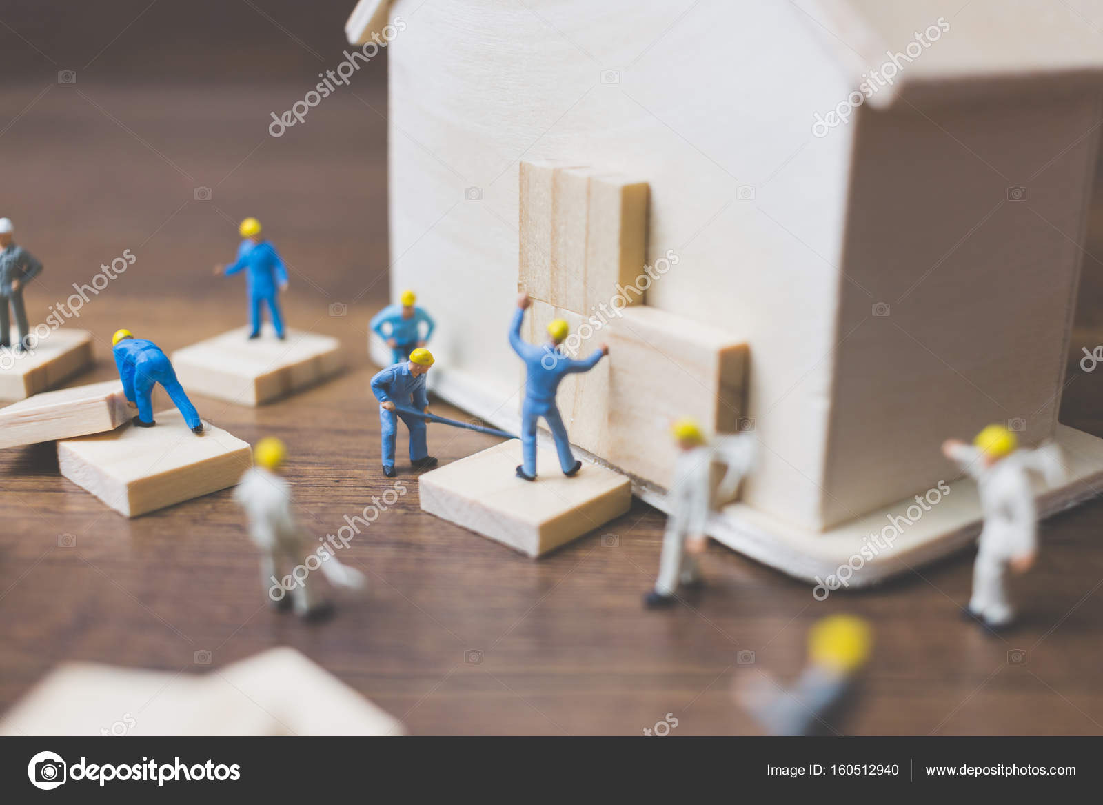Squadra degli operai in miniatura costruire una casa in legno — foto ... Come costruire una casa in miniatura