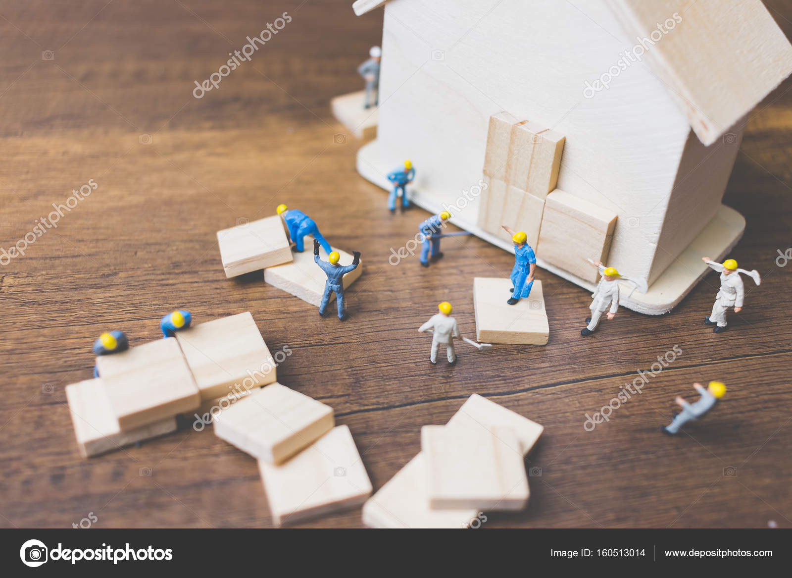 Squadra degli operai in miniatura costruire una casa in legno — foto ... Come costruire una casa in miniatura