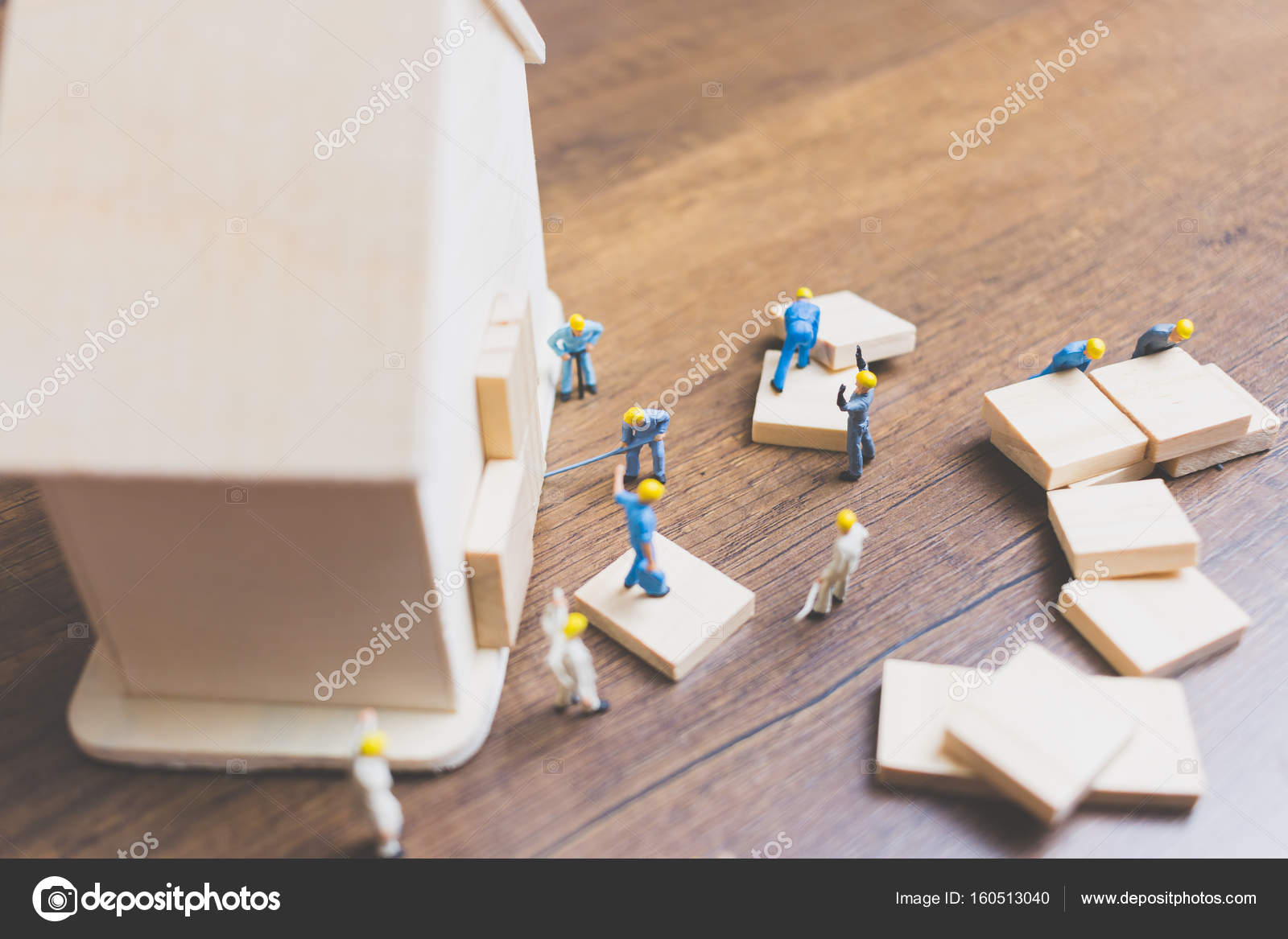 Squadra degli operai in miniatura costruire una casa in legno — foto ... Come costruire una casa in miniatura