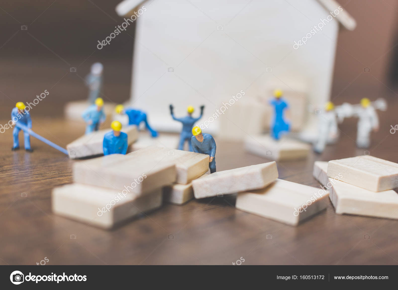 Squadra degli operai in miniatura costruire una casa in legno — foto ... Come costruire una casa in miniatura