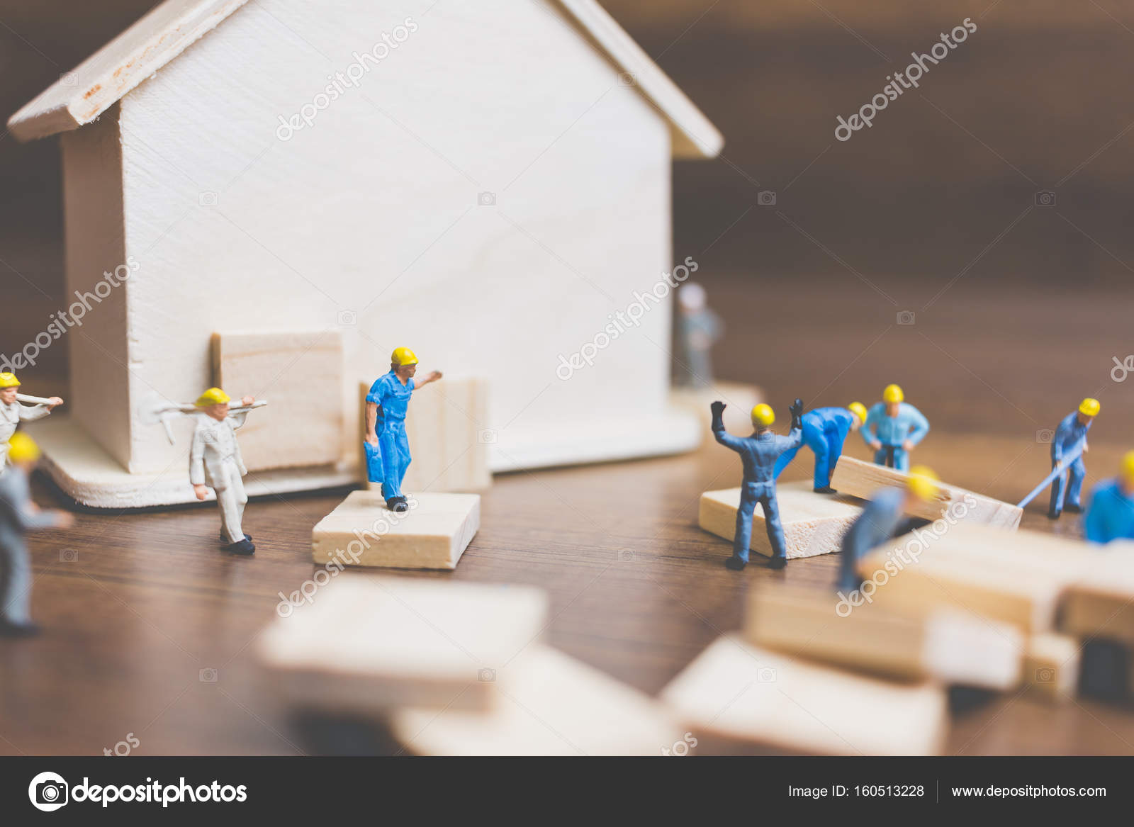 Squadra degli operai in miniatura costruire una casa in legno — foto ... Come costruire una casa in miniatura