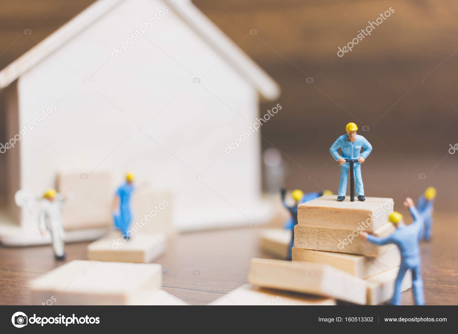 Squadra degli operai in miniatura costruire una casa in legno — foto ... Come costruire una casa in miniatura