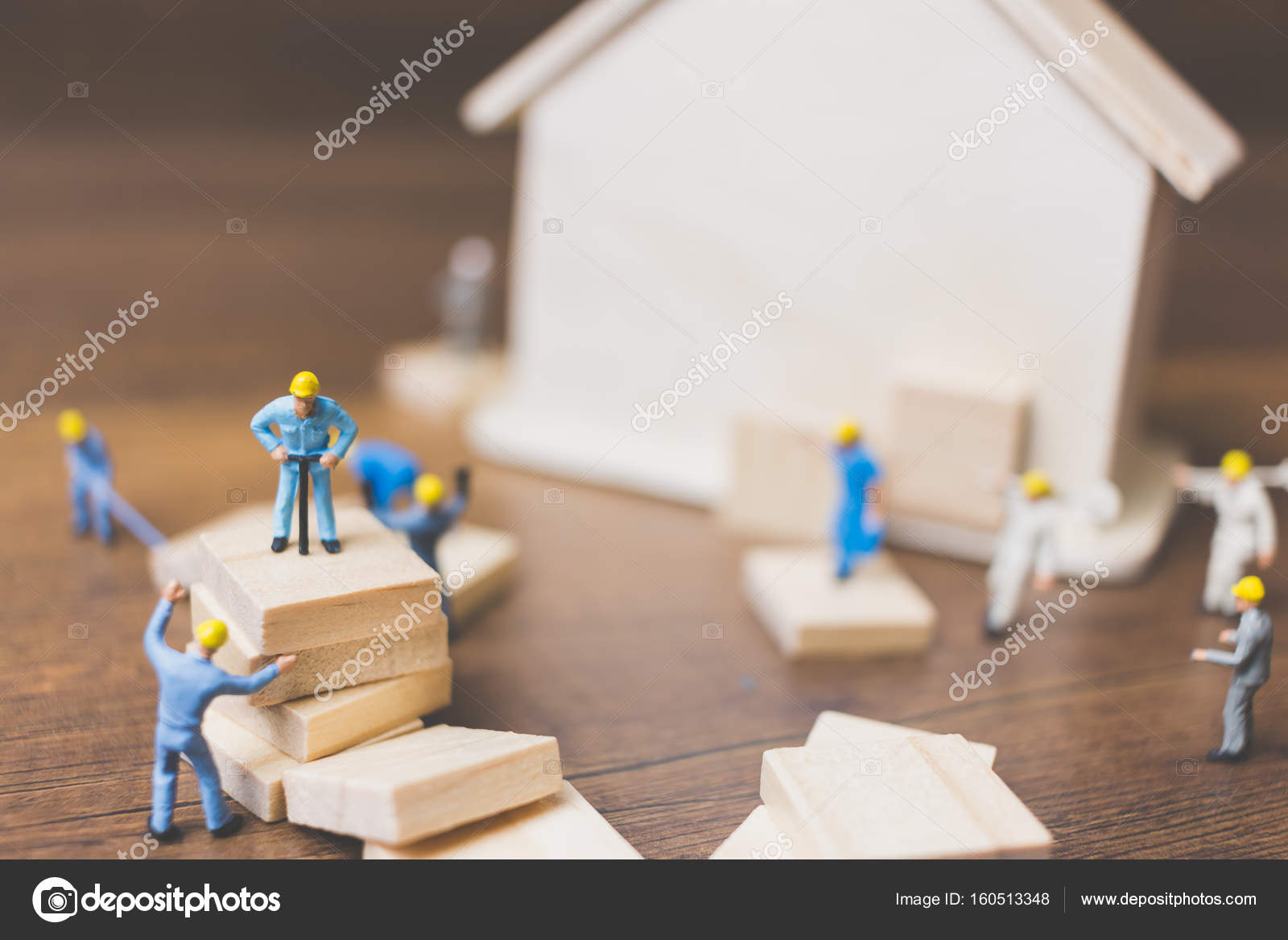 Squadra degli operai in miniatura costruire una casa in legno — foto ... Come costruire una casa in miniatura