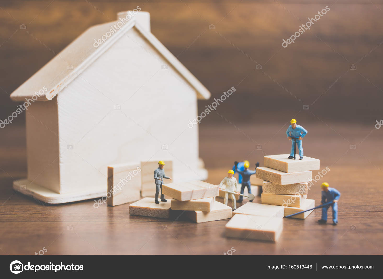 Squadra degli operai in miniatura costruire una casa in legno — foto ... Come costruire una casa in miniatura