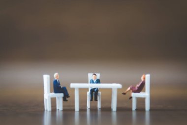 Minyatür insanlar oturma sandalyeye aşağı takım 