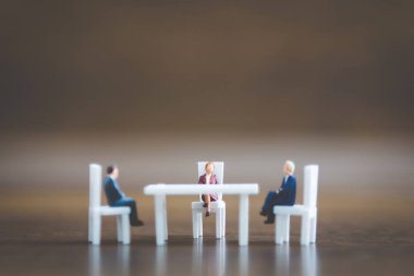 Minyatür insanlar oturma sandalyeye aşağı takım 