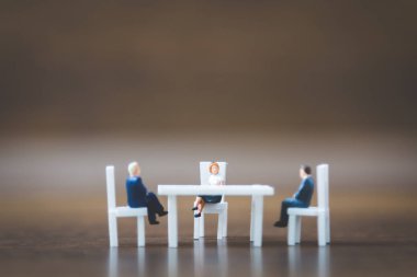 Minyatür insanlar oturma sandalyeye aşağı takım 