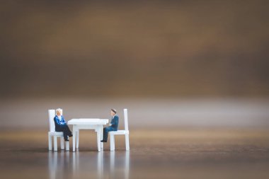 Minyatür insanlar oturma sandalyeye aşağı takım 