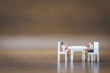 Minyatür insanlar oturma sandalyeye aşağı takım 