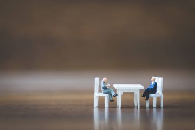 Minyatür insanlar oturma sandalyeye aşağı takım 