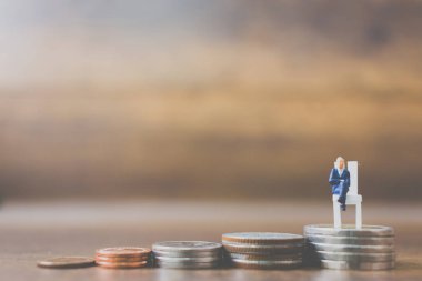 Minyatür insanlar işadamı sikkeler üzerinde 