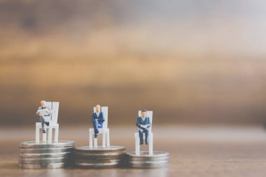 Minyatür insanlar işadamı sikkeler üzerinde 