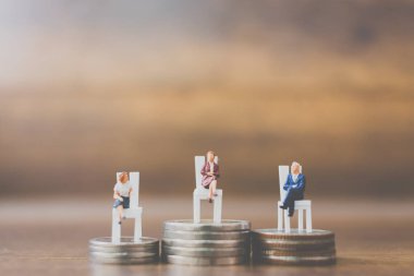 Minyatür insanlar işadamı sikkeler üzerinde 