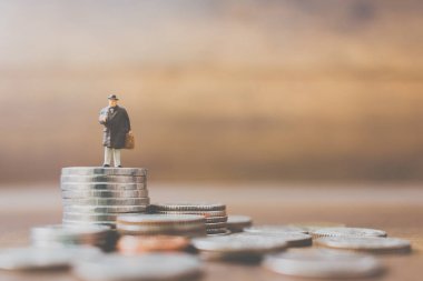 Minyatür insanlar işadamı sikkeler üzerinde 