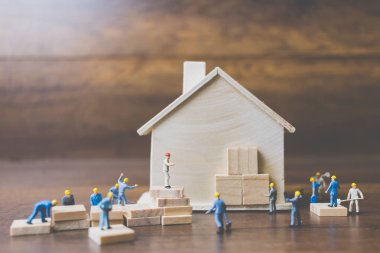 Minyatür işçi takım ahşap bir ev inşa 