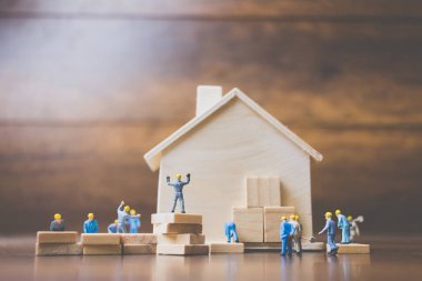 Minyatür işçi takım ahşap bir ev inşa 