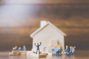 Minyatür işçi takım ahşap bir ev inşa 