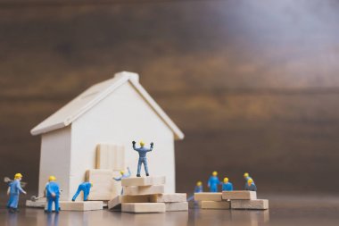 Minyatür işçi takım ahşap bir ev inşa 