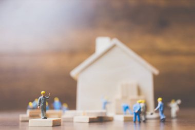 Minyatür işçi takım ahşap bir ev inşa 