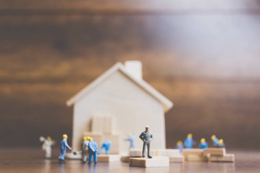 Minyatür işçi takım ahşap bir ev inşa 