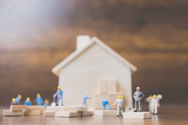Minyatür işçi takım ahşap bir ev inşa 