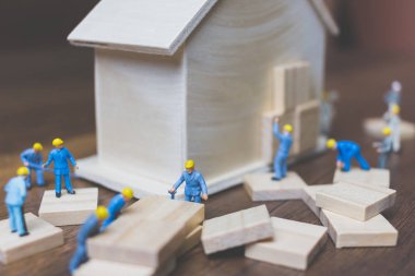 Minyatür işçi takım ahşap bir ev inşa 