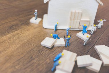 Minyatür işçi takım ahşap bir ev inşa 