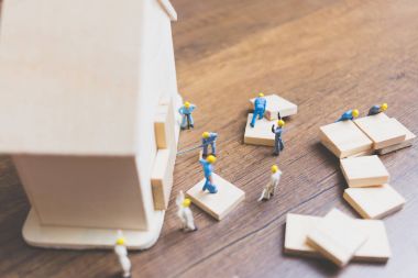 Minyatür işçi takım ahşap bir ev inşa 