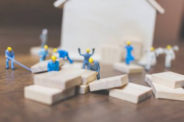 Minyatür işçi takım ahşap bir ev inşa 