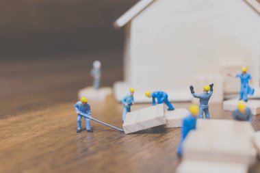 Minyatür işçi takım ahşap bir ev inşa 